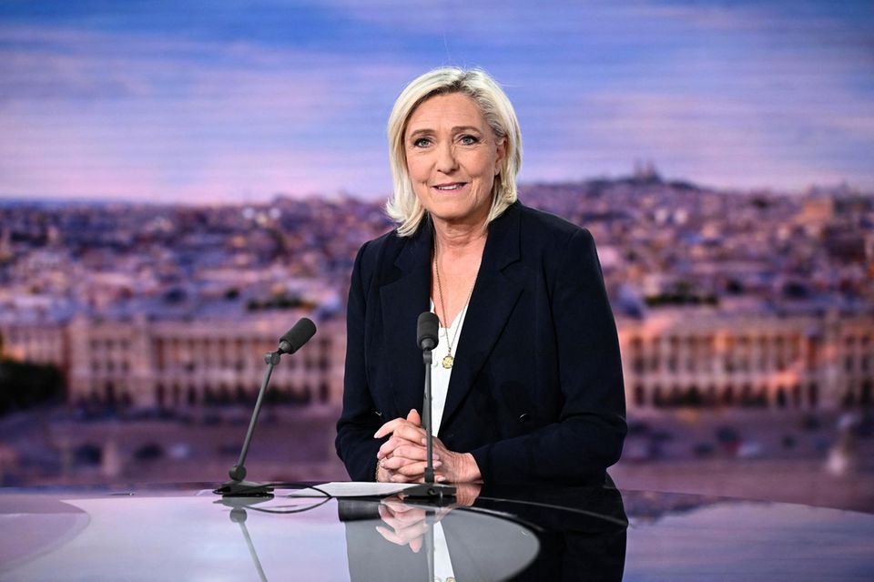 Marine Le Pen sitzt in einem TV-Studio