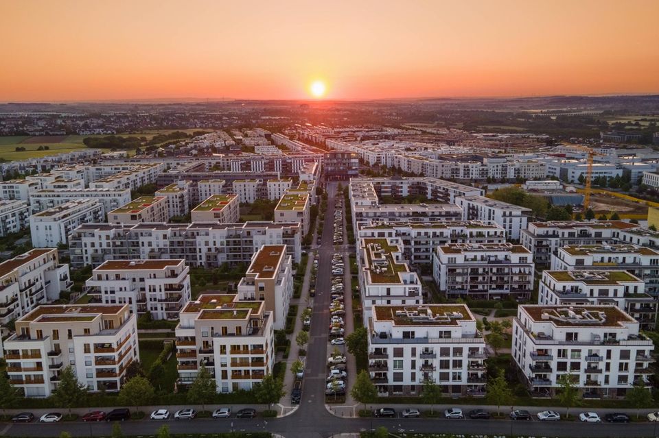 Sonnenaufgang über dem Frankfurter Stadtteil Riedberg