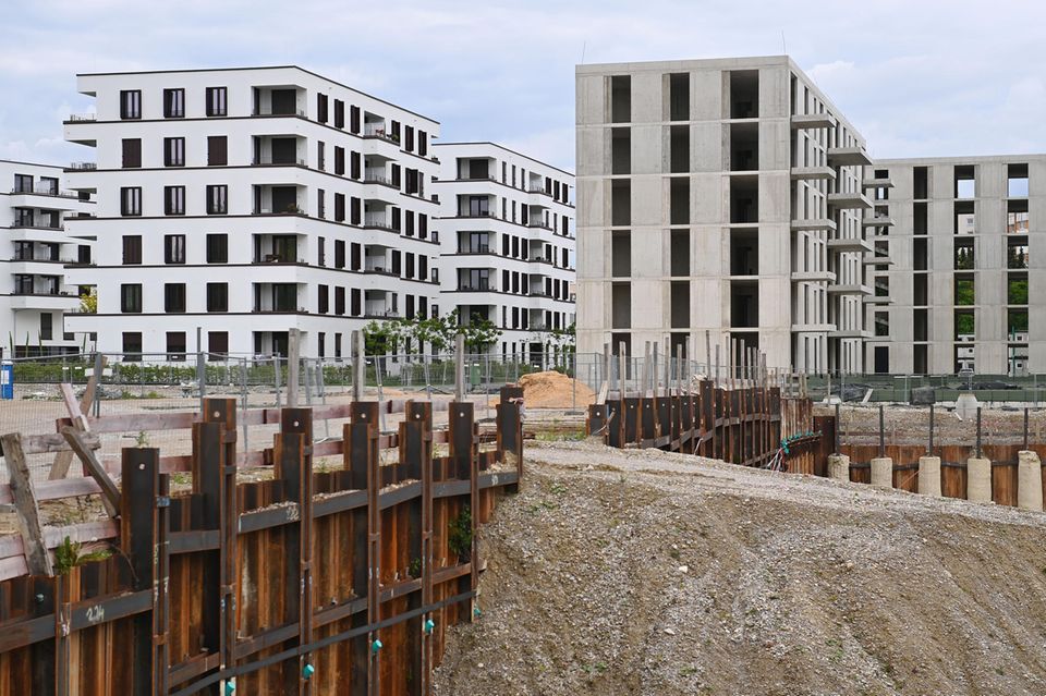Baustopp auf einer Großbaustelle in einem Neubaugebiet im Stadtteil Neuperlach in München wegen Insolvenz