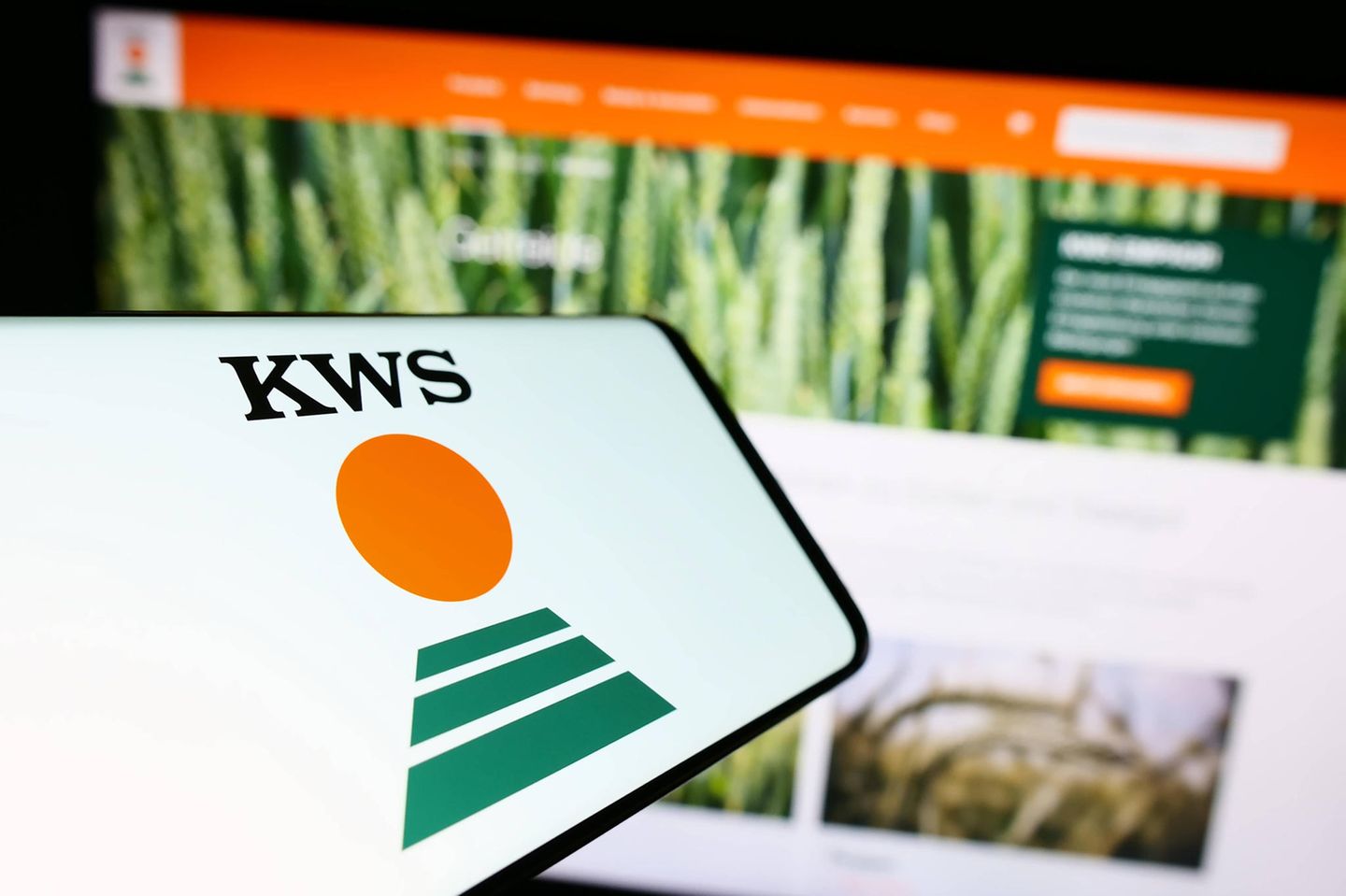 Auf dem Bildschirm eines Smartphones ist das Logo von KWS Saat zu sehen