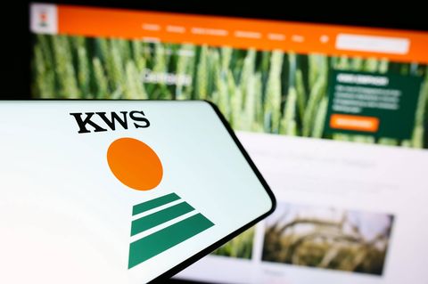 Auf dem Bildschirm eines Smartphones ist das Logo von KWS Saat zu sehen
