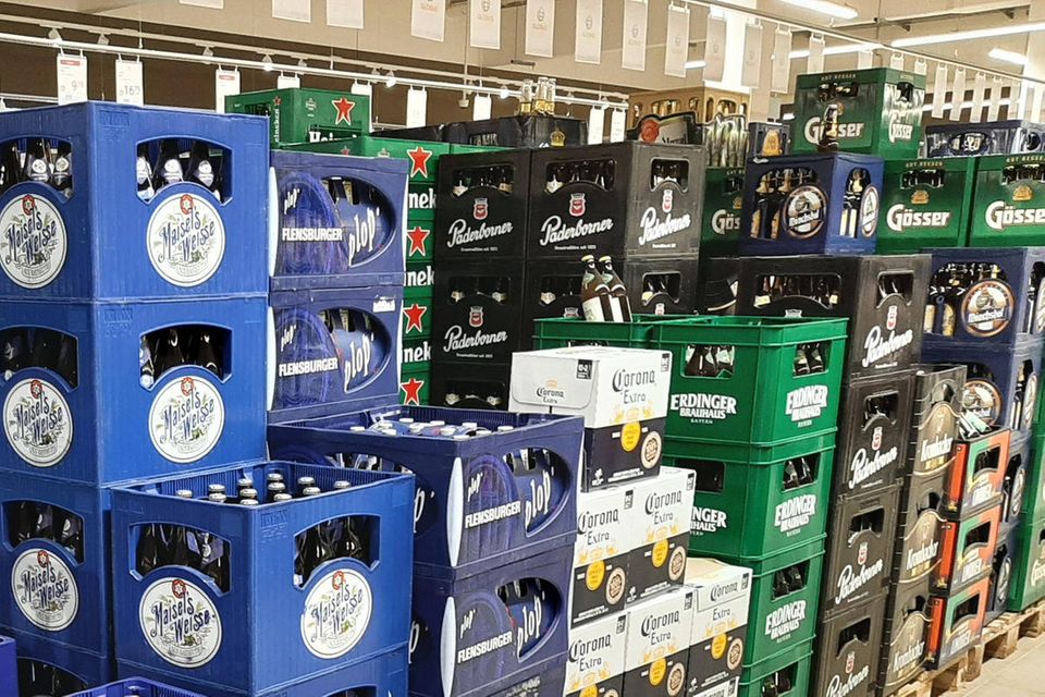 Bierkästen im Supermarkt