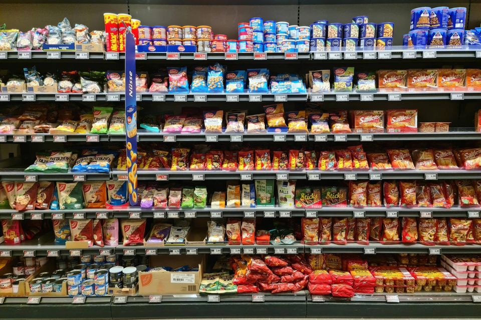 Chipsregal im Supermarkt