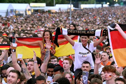 Fans mit Deutschlandfahne