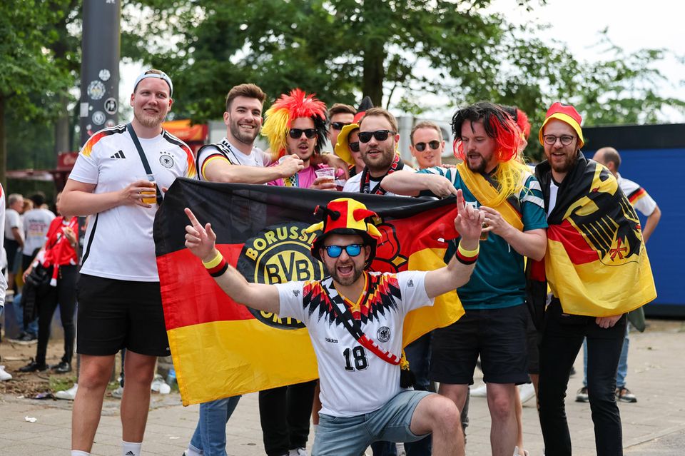Fußballfans im Deutschland-Look