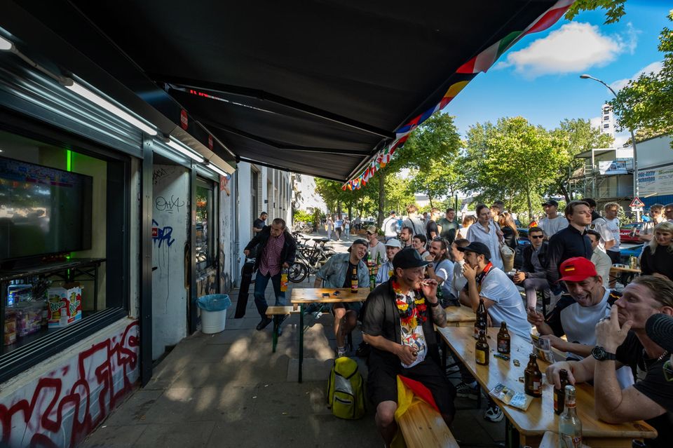 Fußballfans schauen am Kiosk