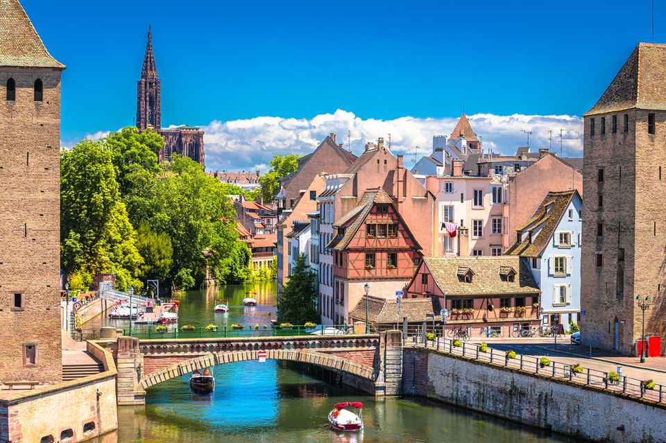 Blick auf Straßburg und den Fluss Ill, der durch die Stadt fließt