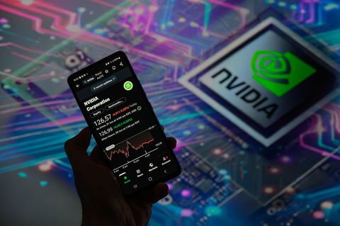 Der Kurs der Nvidia-Aktie ist auf einem Smartphone zu sehen