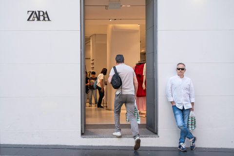Kunden bei einem Geschäft der Modekette Zara