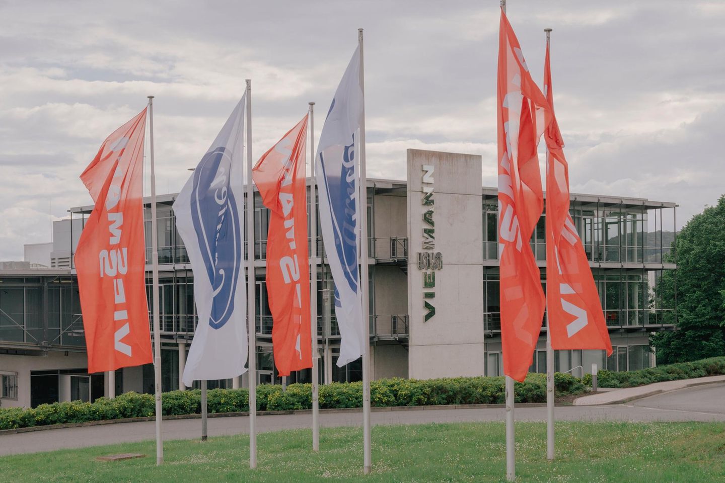 Flaggen von Viessmann und Carrier vor dem Firmensitz in Allendorf