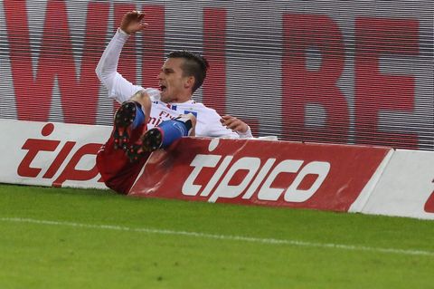 Zoltan Stieber (HSV) stürzt im Januar 2015 beim Spiel gegen den 1. FC Köln in Tipico-Werbung