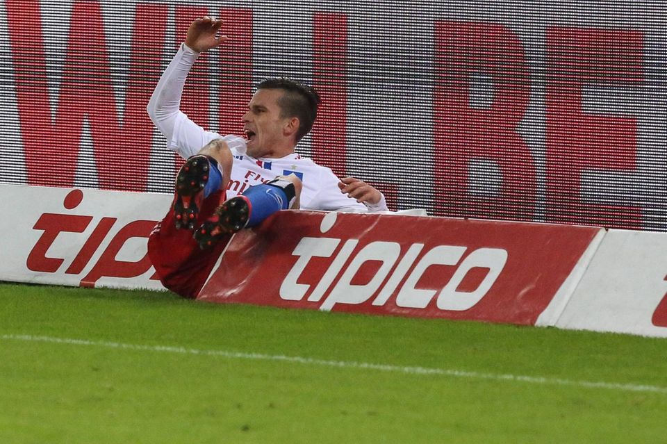 Zoltan Stieber (HSV) stürzt im Januar 2015 beim Spiel gegen den 1. FC Köln in Tipico-Werbung