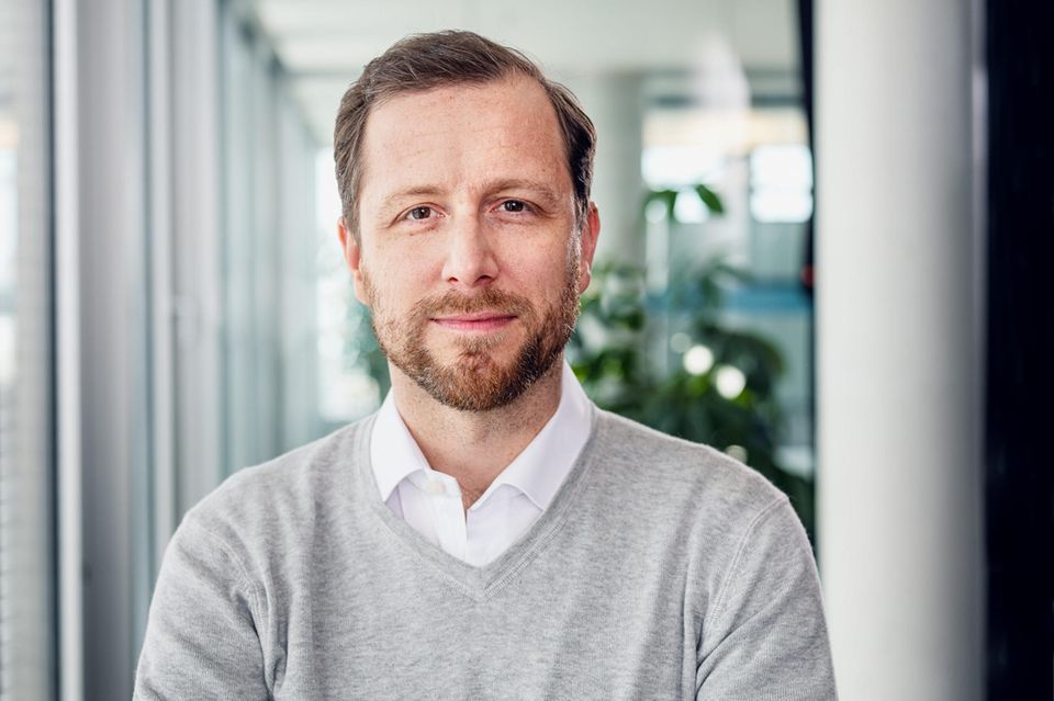Erst vor wenigen Tagen kündigte Felix Jahn an, seinen Chefposten bei McMakler, einem der größten deutschen Immobilien-Start-ups, niederzulegen. Dem Schritt seien „lange und intensive Vorbereitungen“ vorausgegangen, wie der Gründungsinvestor des Proptechs auf dem Karrierenetzwerk Linkedin mitteilte. Jahn, Jahrgang 1982, verlässt das Start-up nach neun Jahren.