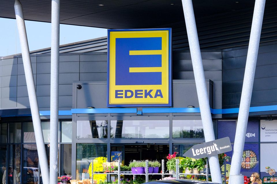 Die Top 6 dieses Rankings setzen sich deutlich von den unteren Rängen ab. Mit 75,4 Mrd. Euro (fast 25 Mrd. Euro mehr als E.Leclerc auf Platz sieben) kam laut Statista die Edeka-Gruppe auf Rang sechs. Zu dem 1907 als Einkaufsgenossenschaft der Kolonialwarenhändler im Halleschen Torbezirk zu Berlin gegründeten Verbund gehören längst nicht nur die Supermärkte unter eigenem Namen. Die Edeka Zentrale Stiftung kontrolliert auch den Netto Marken-Discount (nicht zu verwechseln mit dem dänischen Namensvetter mit Hund im Logo), den sie einst aus der Tengelmanntochter Plus geformt hatte. 