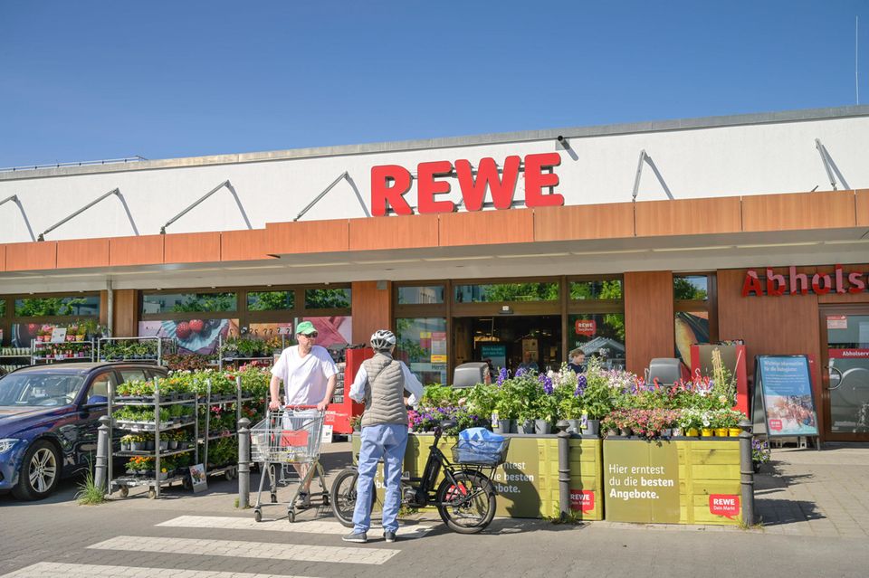 Der zweitgrößte Lebensmittelhändler Europas ist laut Statista die Rewe Group. Der 1927 gegründete Revisionsverband der Westkauf-Genossenschaften kam laut Prognose auf 90,9 Mrd. Euro Umsatz. Zu dem wie Edeka genossenschaftlich strukturierten Handelsunternehmen gehören die Discounter-Kette Penny und XXL Mega Discount. Aber auch Rewe kam dem Spitzenreiter nicht besonders nah. 