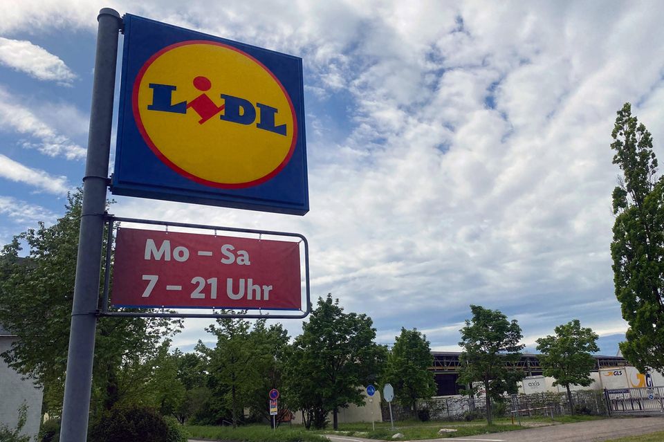 Die Schwarz-Gruppe ist laut dem Statista-Ranking die unangefochtene Nummer eins der europäischen Lebensmittelhändler. Die Betreibergesellschaft von Lidl und Kaufland thronte mit 172,2 Mrd. Euro weit vor der Konkurrenz auf der Spitzenposition. 