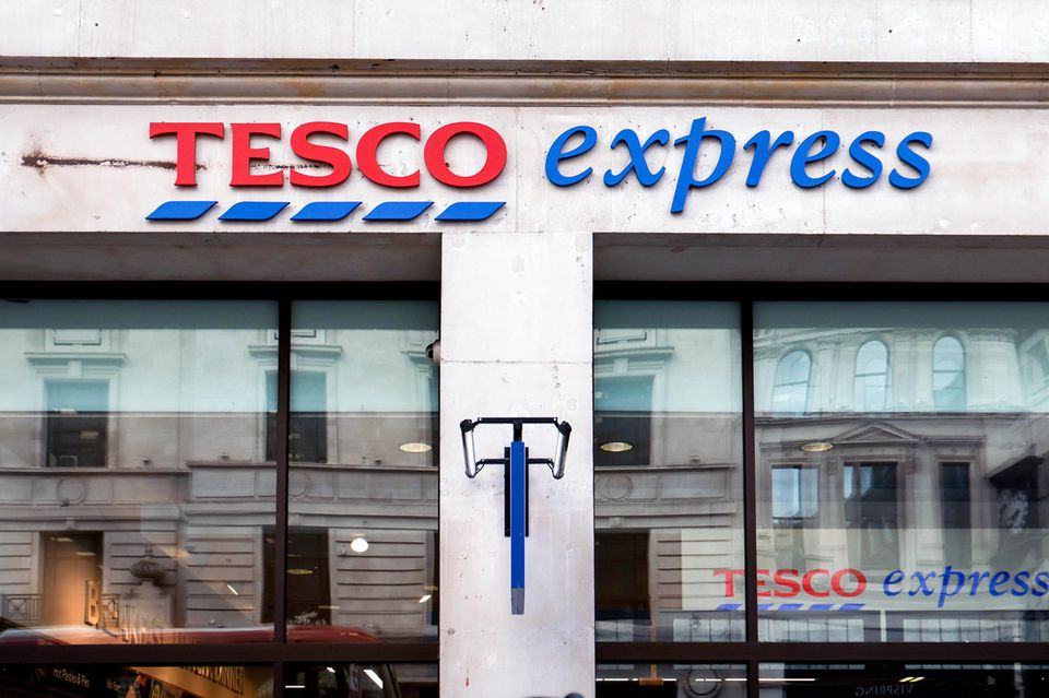 Nur Großbritannien ist neben den beiden Platzhirschen als drittes Land im Ranking der zehn größten Lebensmittelhändler Europas vertreten. Dorthin ging die Nummer vier und zwar an die Supermarktkette Tesco mit einem prognostizierten Umsatz von umgerechnet 77,3 Mrd. Euro. Insbesondere der berühmte „Meal Deal“ (eine sehr billige Kombination aus Sandwich, Getränk und Snack) lockt viele Kunden in die zahlreichen, oft kleinen Tesco-Filialen. 
