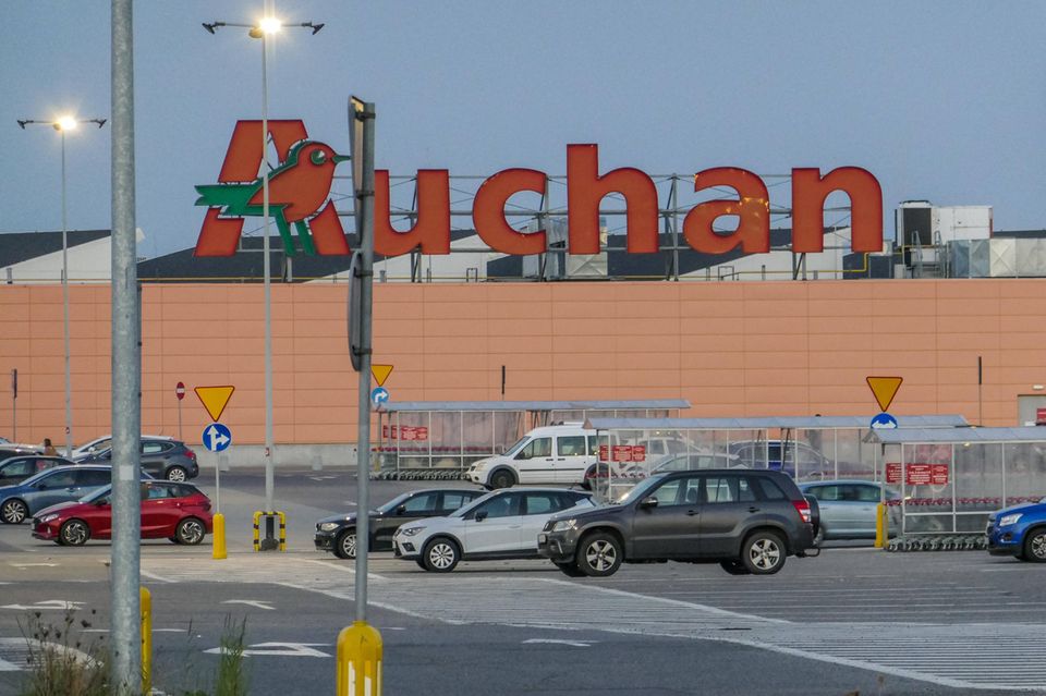 Deutschland ist das Discounter-Land schlechthin. Gemessen an der Zahl der Supermarkt-Unternehmen in diesem Ranking aber lag die Bundesrepublik gleichauf mit Frankreich. Das belegte mit Auchan (38,3 Mrd. Euro) Platz neun. Zu dem 1961 gegründeten Unternehmen gehören Hunderte von Warenhäusern, Supermärkten und Einkaufszentren in diversen Ländern. Auchan machte hierzulande unter anderem durch eine Kooperation mit der Metro Group Schlagzeilen. 