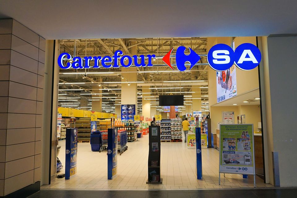 Carrefour liegt laut dem Ranking auf Platz fünf der umsatzstärksten Lebensmittelhändler Europas. Das französische Unternehmen kam demnach 2023 auf einen Umsatz von 76,0 Mrd. Euro – 600.000 Euro mehr als Edeka. Carrefour betreibt nach eigenen Angaben über 14.000 Geschäfte in mehr als 40 Ländern. Das Statista-Ranking basiert auf Prognosen, die teils erheblich von den Unternehmenszahlen abweichen. Carrefour meldete für 2023 einen Umsatz von 94,1 Mrd. Euro. 