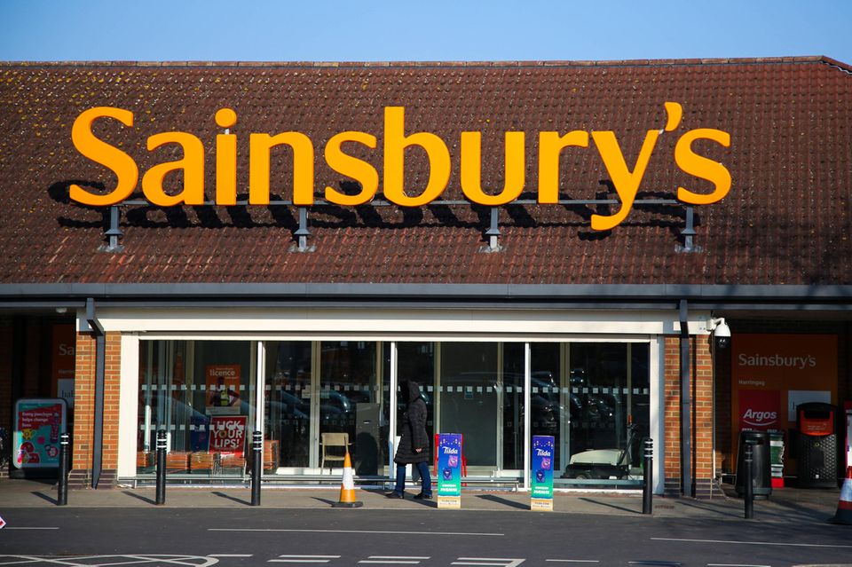    Noch klassischer Supermarkt oder doch schon Discounter? Diese Grenze verwischt angesichts von Markenprodukten bei Aldi und günstigen Eigenmarken bei Edeka immer mehr. In diesem Ranking der größten Supermärkte und Discounter in Europa geht es deshalb allgemein um die führenden Unternehmen im Lebensmittelhandel – oft mit Billig-Tochterfirmen. Platz zehn der Supermarktketten mit dem höchsten Umsatz ging laut dem Datendienst Statista 2023 ins Vereinigte Königreich. Die Unternehmensgruppe J. Sainsbury mit den Sainsbury's-Supermärkten kam demnach umgerechnet auf 38,2 Mrd. Euro (das Ranking basiert auf Prognosen für das Geschäftsjahr 2023). J. Sainsbury lag vor dem niederländisch-belgischen Unternehmen Ahold Delhaize (38,0 Mrd. Euro), Mercadona aus Spanien (34,4 Mrd. Euro) und der deutschen Metro AG (34,3 Mrd. Euro).