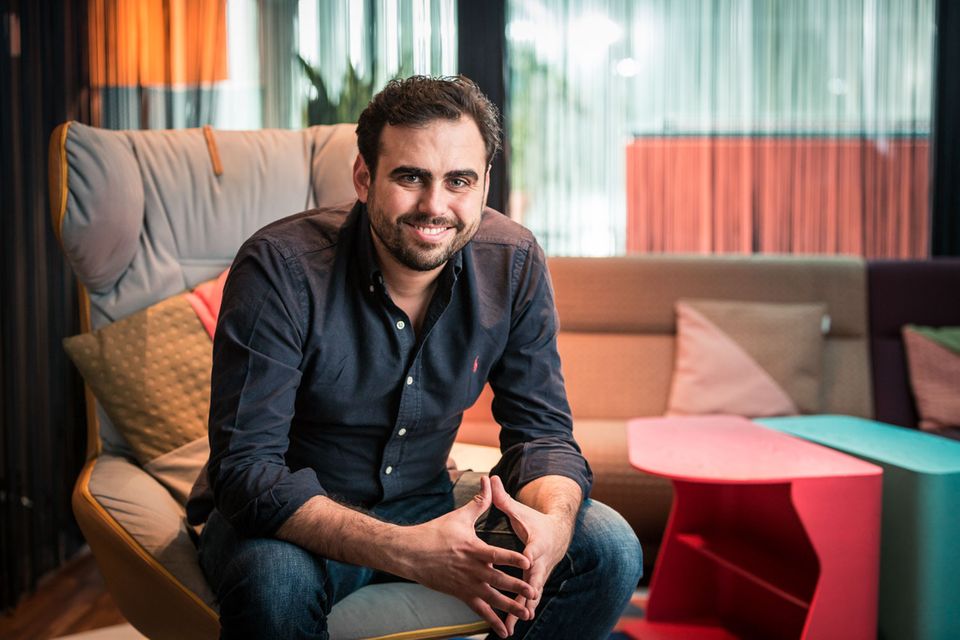 Im März räumte Wefox-Gründer Julian Teicke den Chefposten bei dem Start-up, lange Zeit Deutschlands größter Hoffnung im Bereich digitaler Versicherungen. Doch der Insurtech-Highflyer kriselte schon länger, Berichte über fragwürdige Geschäftspraktiken machten die Runde. Inzwischen liefert sich Teicke mit dem neuen CEO einen erbitterten Machtkampf über einen möglichen Verkauf von Wefox. Teicke, geboren 1986, gründete das Start-up vor genau zehn Jahren. 