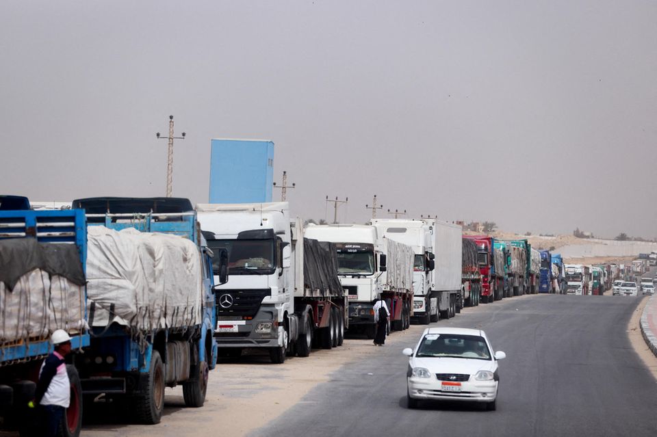 Eine lange Warteschlange von Lastwagen formiert sich im April auf dem Weg nach Gaza.