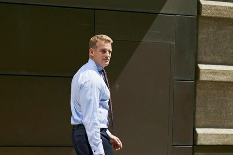 Stefan Hoops geht an einem Gebäude vorbei