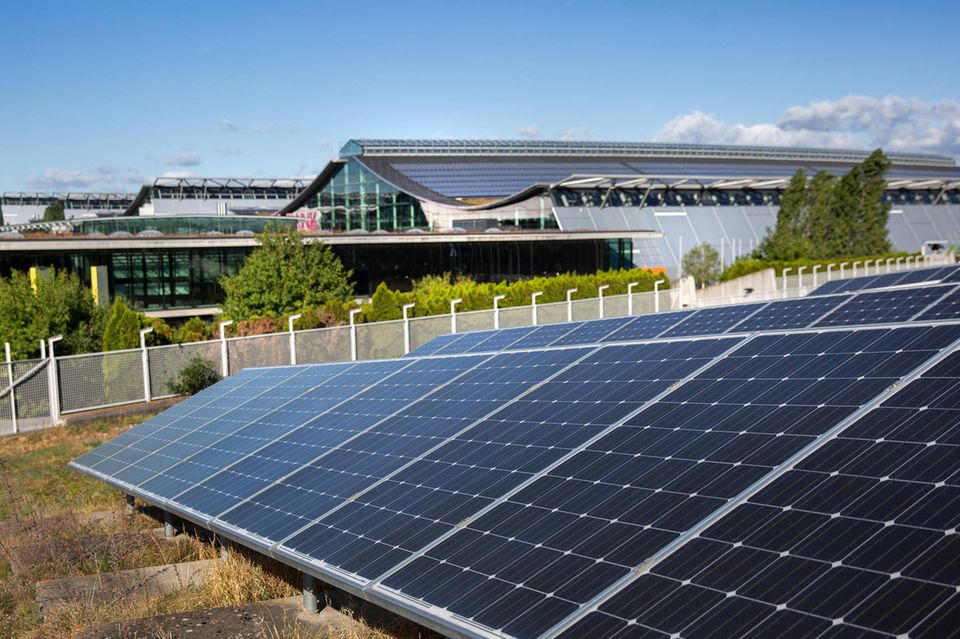 Solarpark am Flughafen Stuttgart. Analysten sehen noch immer große Chancen im Solarmarkt – nur kaum für westliche Hersteller