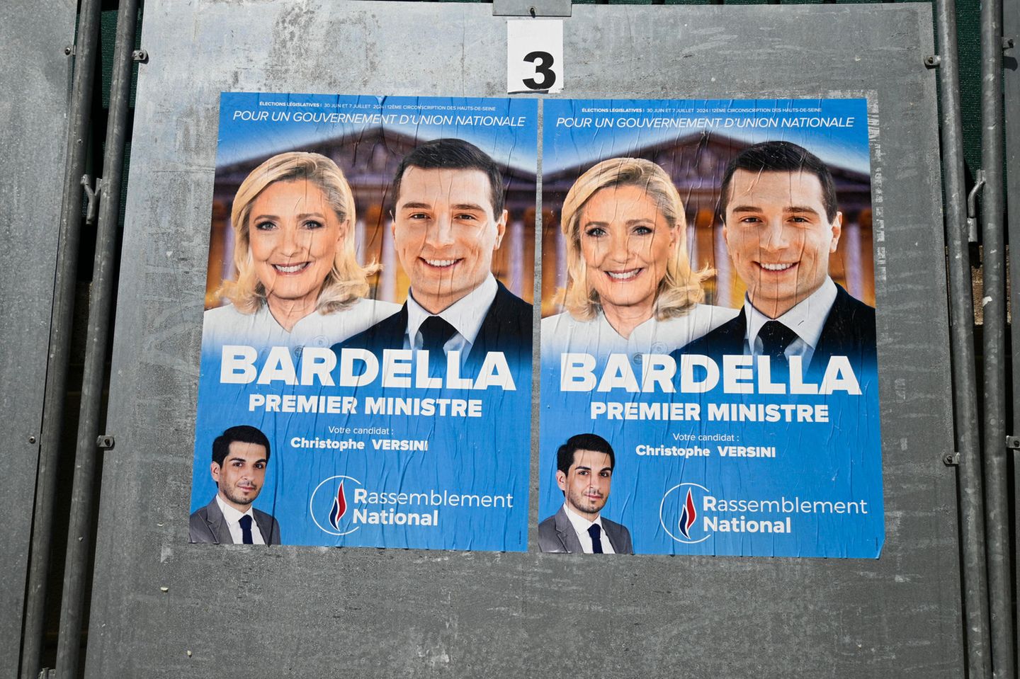 Wahlplakat des rechtsgerichteten Rassemblement National mit der Vorsitzenden Marine Le Pen und ihrem potenziellen PremierministerJordan Bardella.   