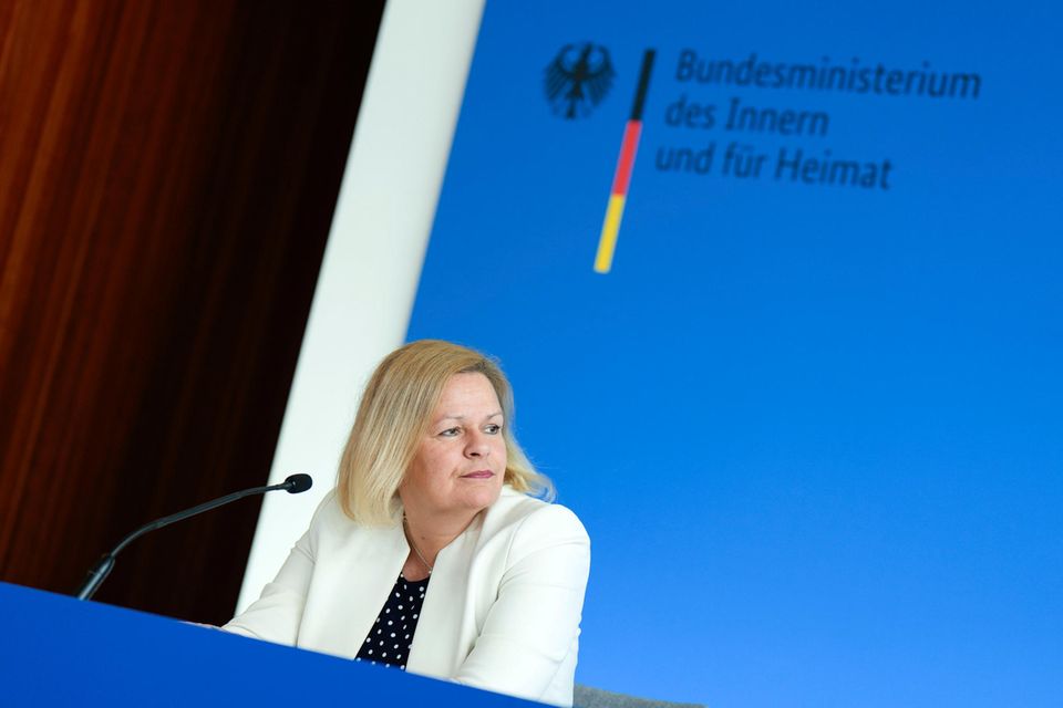 Ministerin Nancy Faeser bei einer Pressekonferenz