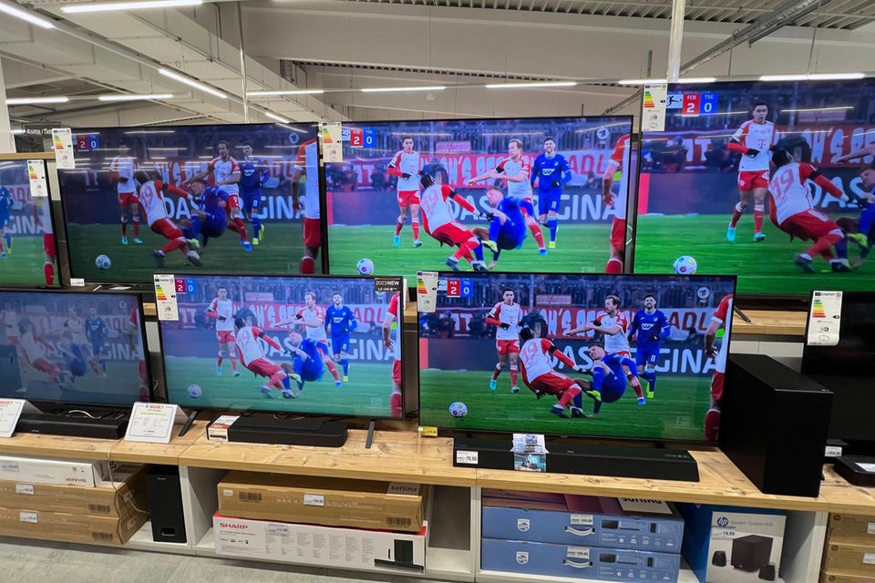 Fernseher-Auswahl in einem Elektronikfachhandel
