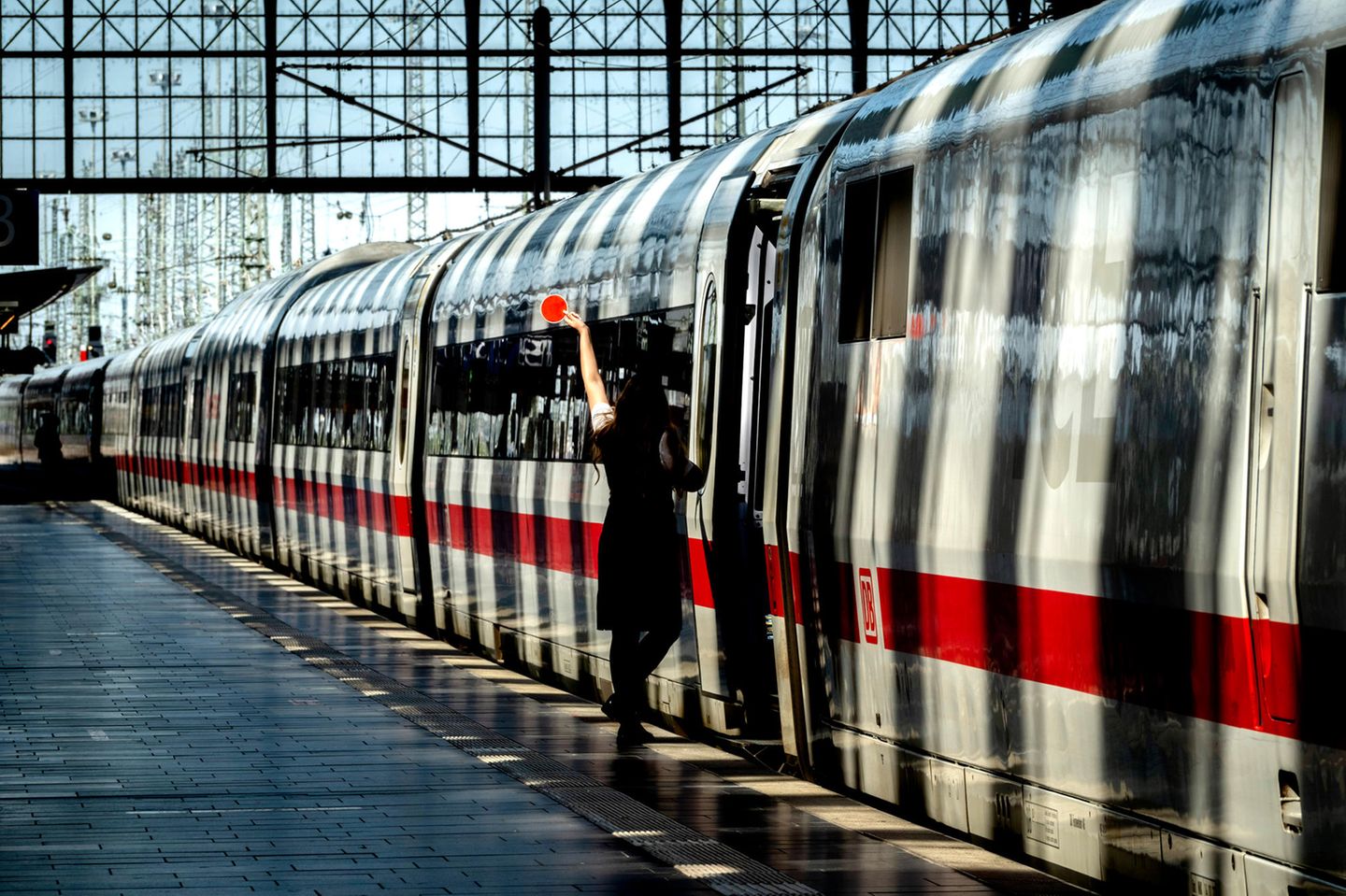 Ein ICE der Deutschen Bahn steht in einem Bahnhof