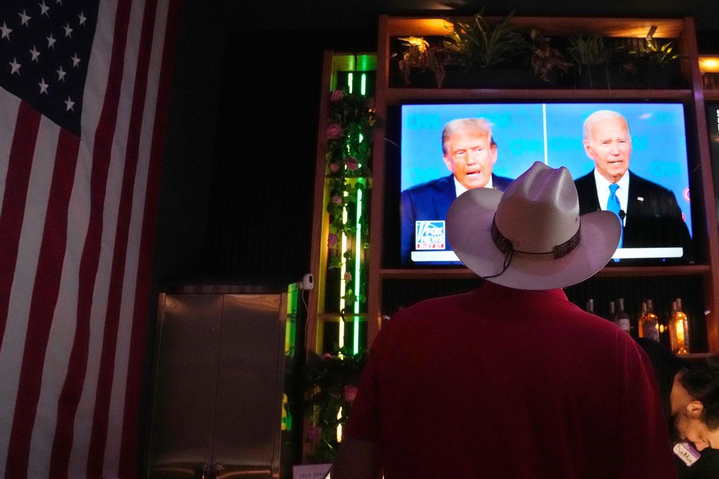 Ein einsamer Amerikaner verfolgt das TV-Duell von Donald Trump und Joe Biden in einer Bar in Scottsdale, Arizona. 