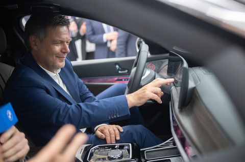 Wirtschaftsminister Habeck bekam die China-Version des neuen BMW i5 in Schanghai vorgeführt