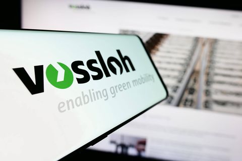 Auf einem Smartphone ist das Logo von Vossloh zu sehen