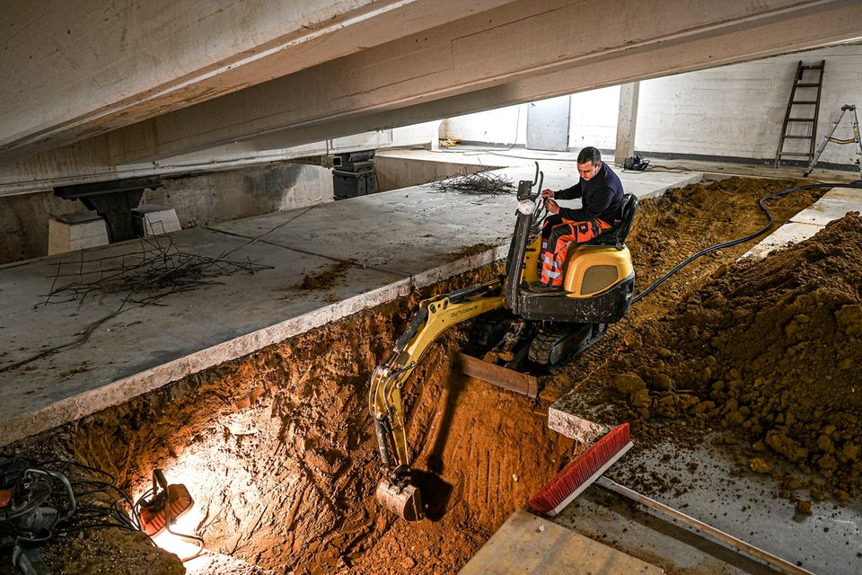 Baufacharbeiter im Tiefbau legen zum Beispiel Rohre oder Bauen Straßen und Gleise. Auch hier ist der Fachkräftemangel so groß, dass offiziell von einem Engpassberuf die Rede ist. Durchschnittlich 3399 Euro brutto verdienten Vollzeitbeschäftigte hier zuletzt. 