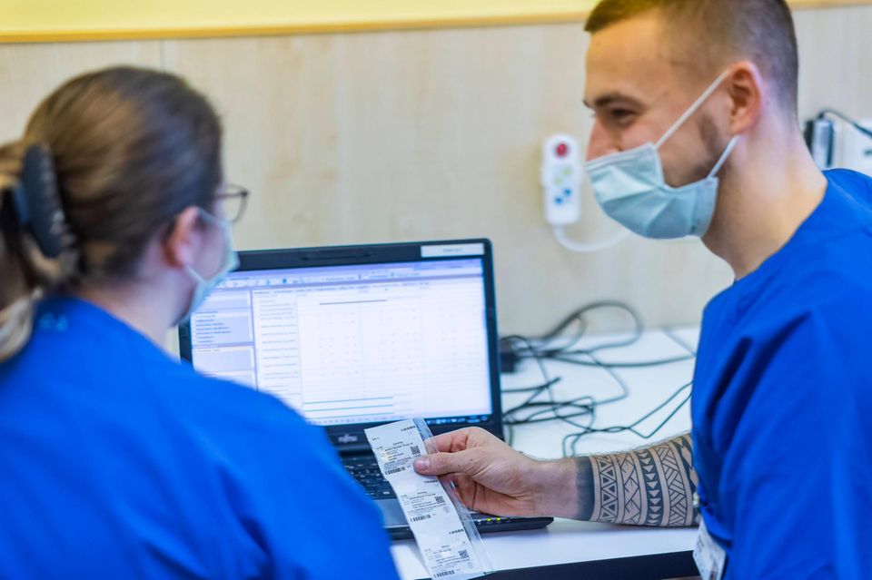 Zumindest unter den ausgewählten Engpassberufen bietet die Krankenpflege mit Abstand die höchsten Gehälter. Das Durchschnittseinkommen lag den Angaben zufolge bei 4067 Euro brutto monatlich. Sonderzahlungen wie Urlaubs- oder Weihnachtsgeld wurden bei der Analyse nicht berücksichtigt. 