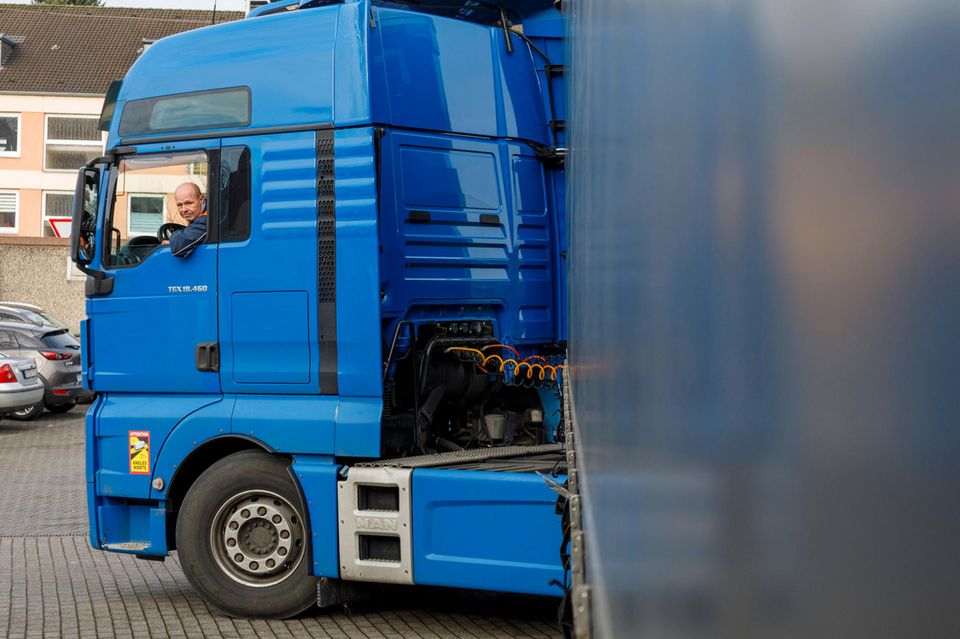Wie wichtig Lkw-Fahrer für den Alltag in Deutschland sind, hat sich spätestens während der Pandemie gezeigt. War das Leben auf der Straße früher für viele ein gut bezahlter Traumjob, schrecken die Konditionen mittlerweile viele Kandidaten ab. Destatis errechnete ein durchschnittliches Einkommen von zuletzt rund 3088 Euro. 