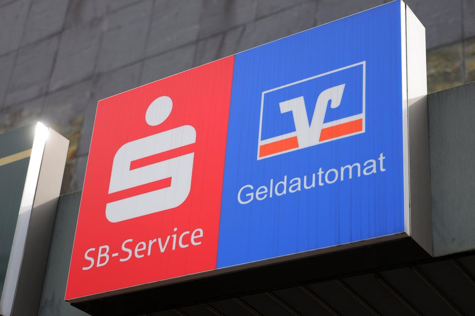 Hinweisschild auf den SB-Service und Geldautomat von Sparkassen und Volksbanken