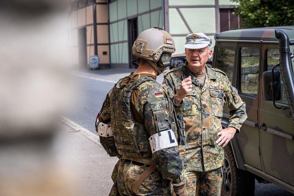 Brigadegeneral Michael Matz spricht mit einem Soldaten
