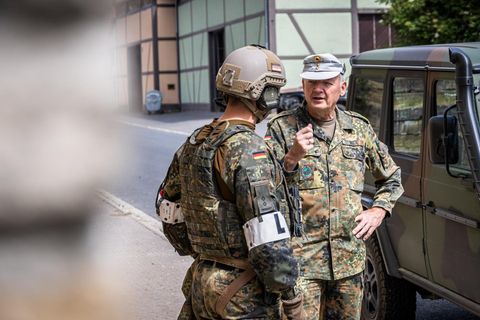 Brigadegeneral Michael Matz spricht mit einem Soldaten
