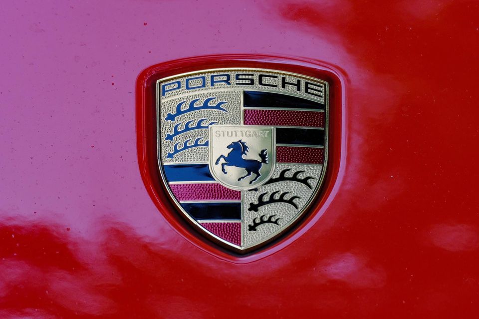 Porsche Logo auf einer roten Motorhaube