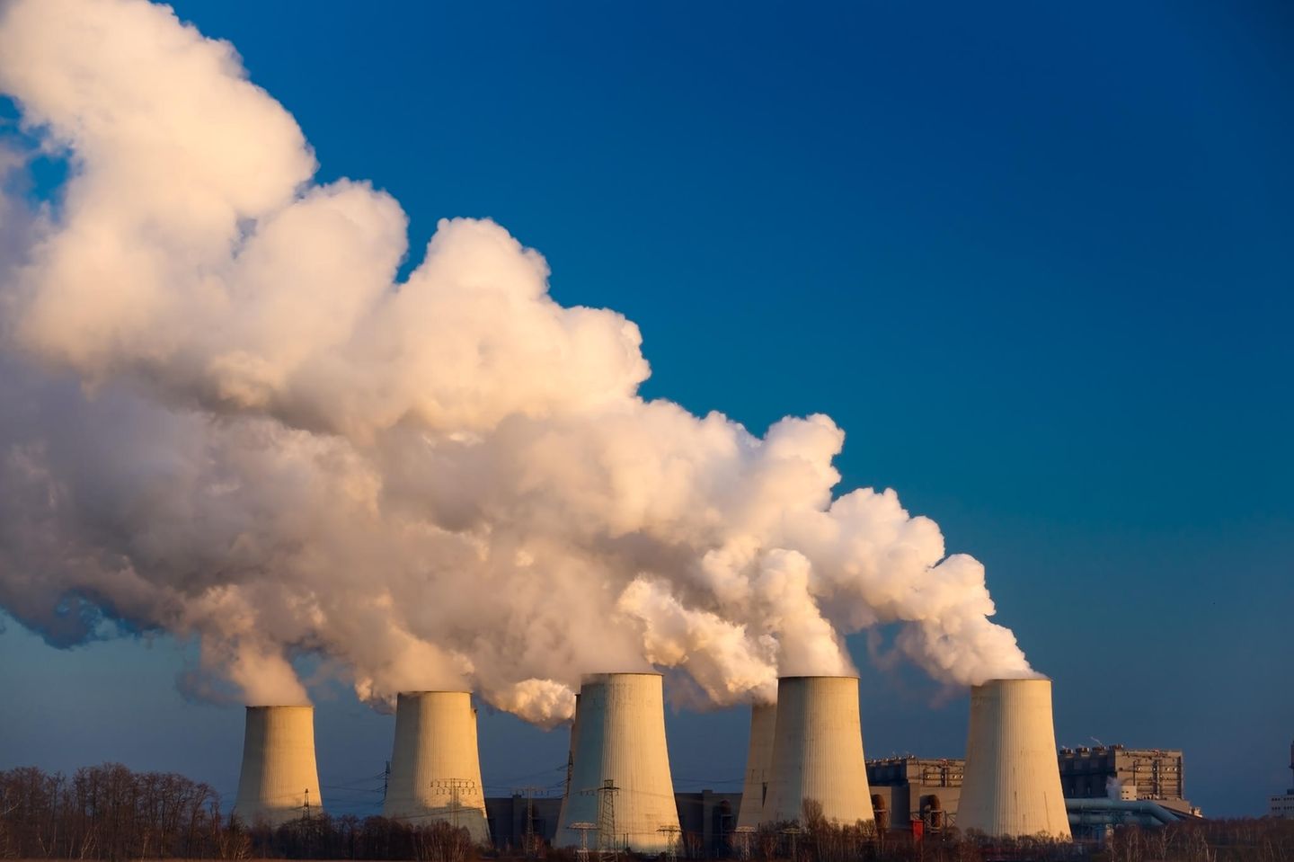 Rauchschwaden steigen aus einem Kraftwerk auf