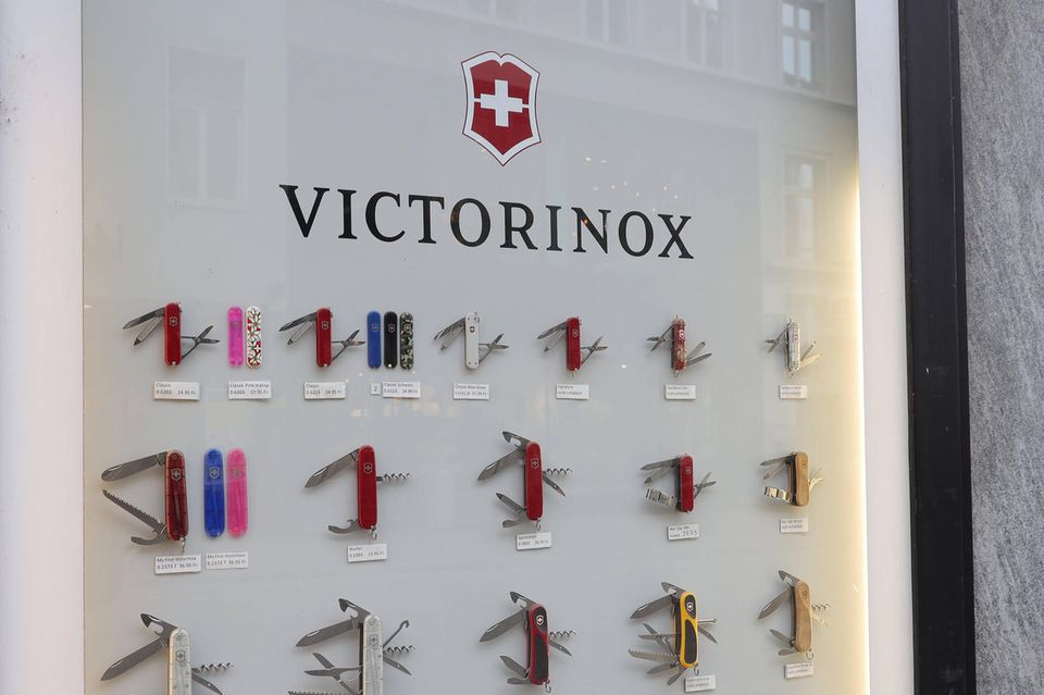 Taschenmesser der Firma Victorinox in Schaufenster