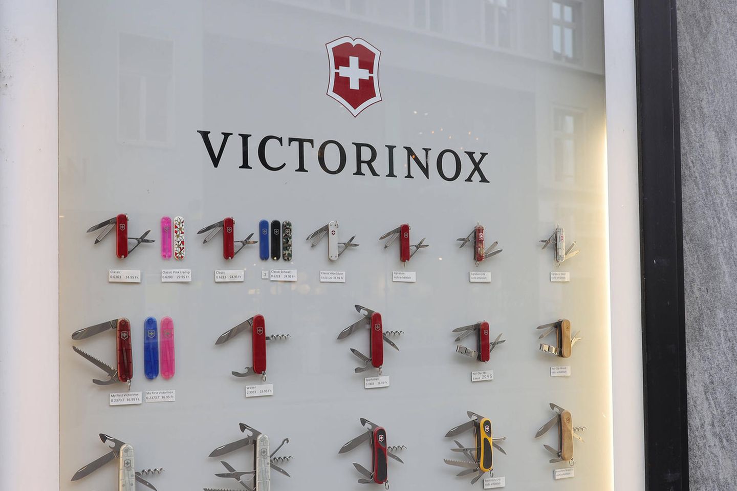 Taschenmesser der Firma Victorinox in einem Schaufenster