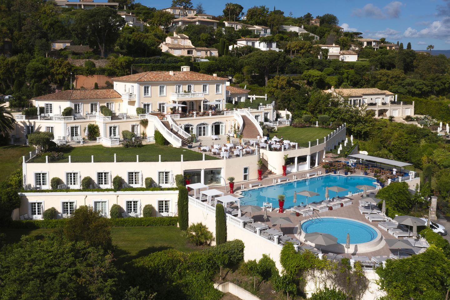 Das Hotel „Villa Belrose“ liegt am Hang über dem Strand von Saint Tropez und bietet einen herrlichen Ausblick über die Gärten aufs Meer