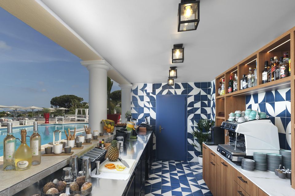 Sie haben die Wahl: entweder auf einen Drink an die Poolbar der „Villa Belrose“ oder runter an den Strand in den Club 55