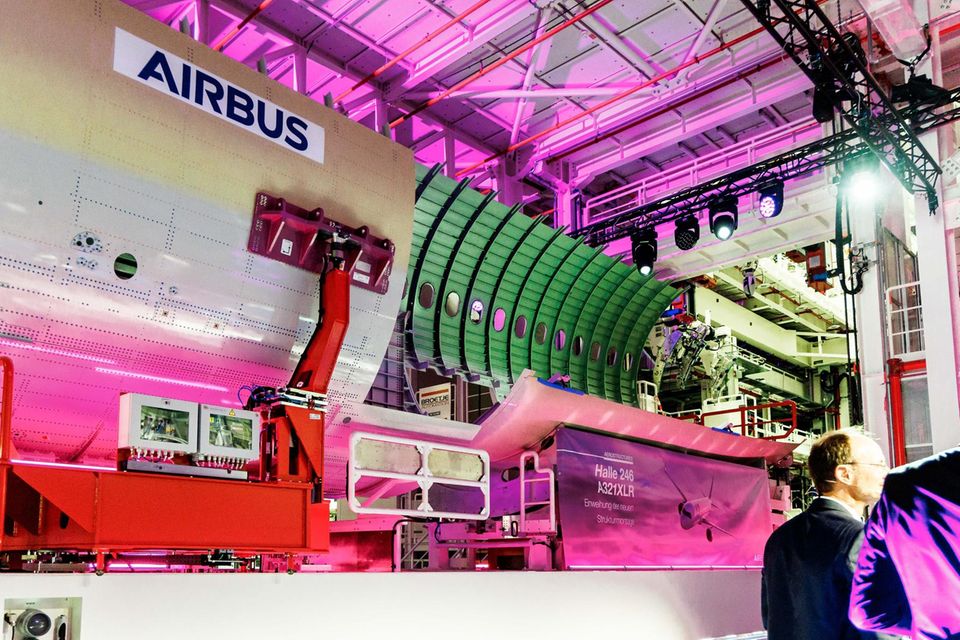 Das erste Rumpfmodul für das Airbus Flugzeug A321XLR fährt nach der Einweihung in die neue Montagelinie