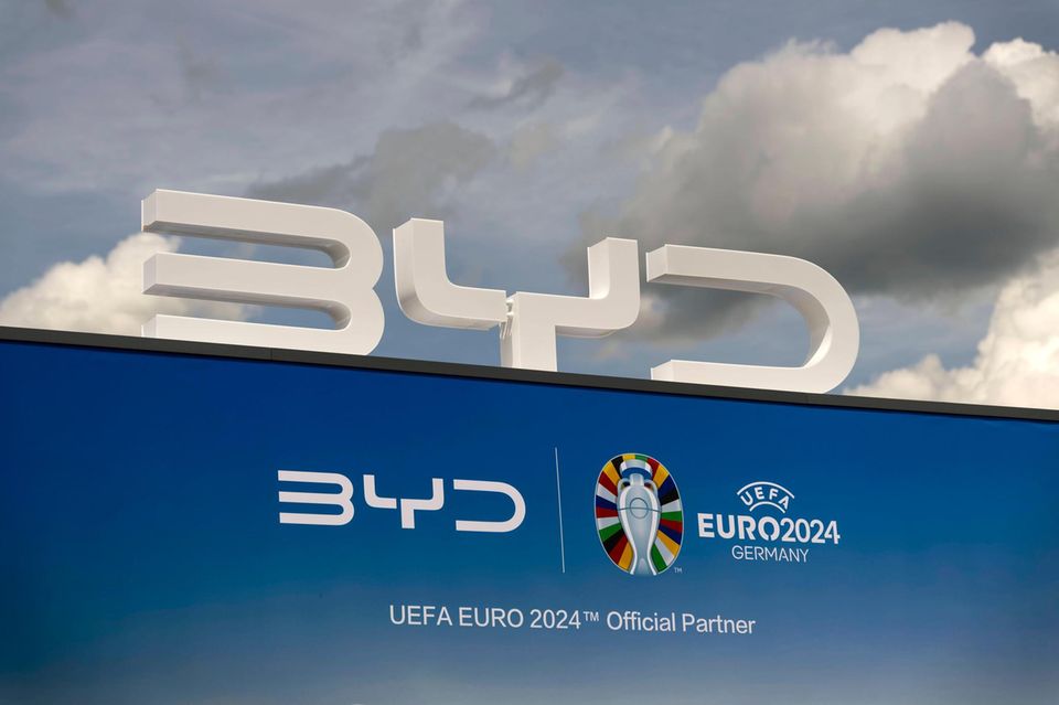 Die Buchstaben BYD, ein Sponsor der EM 2024, prangen groß auf einem Dach