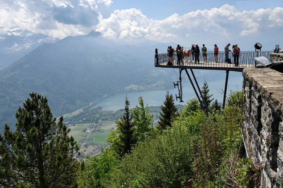 Die Schweiz bleibt das teuerste Urlaubsland für Deutsche in Europa. Doch die müssen 2024 verglichen mit daheim nicht mehr ganz so tief in die Tasche greifen. Der Preisvorsprung in Gaststätten und Übernachtungsbetrieben sank laut der Statistik binnen eines Jahres von 61 auf 49 Prozent. Das billigste europäische Urlaubsland für Deutsche im Ranking war Bulgarien mit minus 45 Prozent (Vorjahr: minus 52 Prozent). 